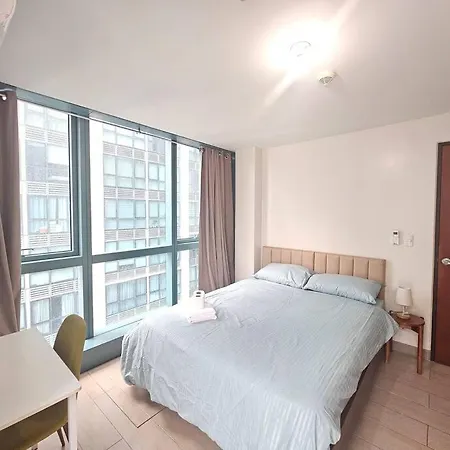One Uptown Executive 2 Bedroom, With Balcony, Washer & Netflix