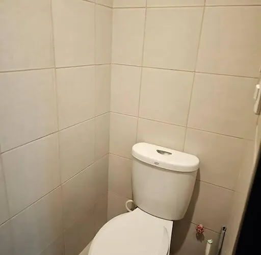 One Uptown Executive 2 Bedroom, With Balcony, Washer & Netflix Manila
