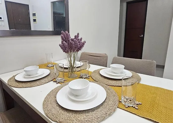 One Uptown Executive 2 Bedroom, With Balcony, Washer & Netflix Apartamento