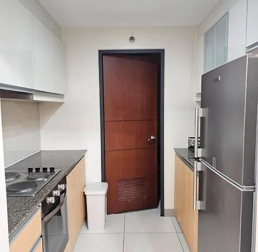 One Uptown Executive 2 Bedroom, With Balcony, Washer & Netflix Apartamento *