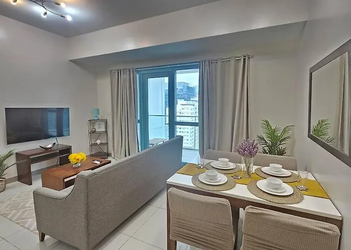 One Uptown Executive 2 Bedroom, With Balcony, Washer & Netflix
