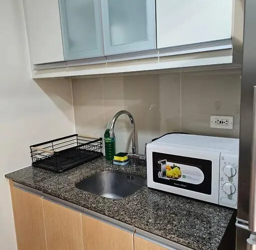 One Uptown Executive 2 Bedroom, With Balcony, Washer & Netflix