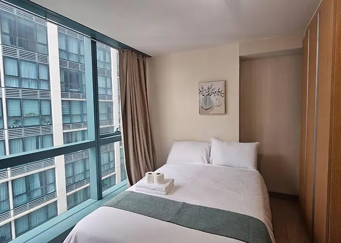 One Uptown Executive 2 Bedroom, With Balcony, Washer & Netflix Apartamento *