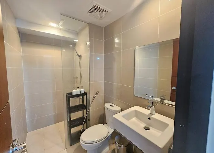 One Uptown Executive 2 Bedroom, With Balcony, Washer & Netflix * Manila