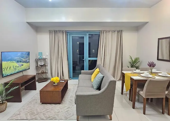 One Uptown Executive 2 Bedroom, With Balcony, Washer & Netflix Apartamento *
