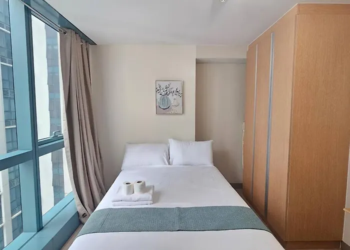 One Uptown Executive 2 Bedroom, With Balcony, Washer & Netflix Manila