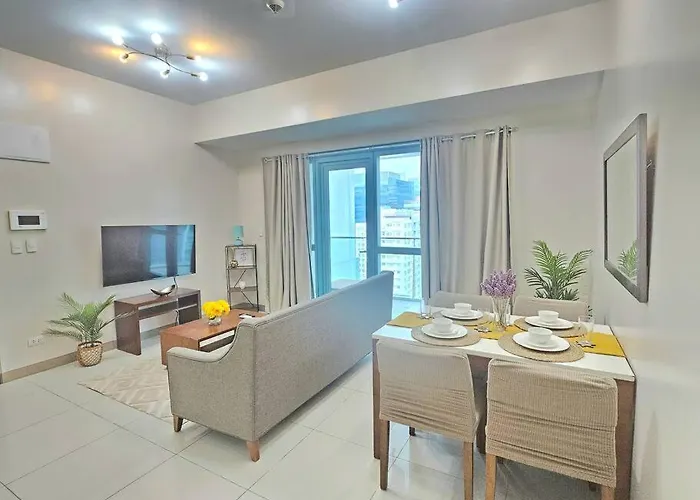 One Uptown Executive 2 Bedroom, With Balcony, Washer & Netflix * Manila