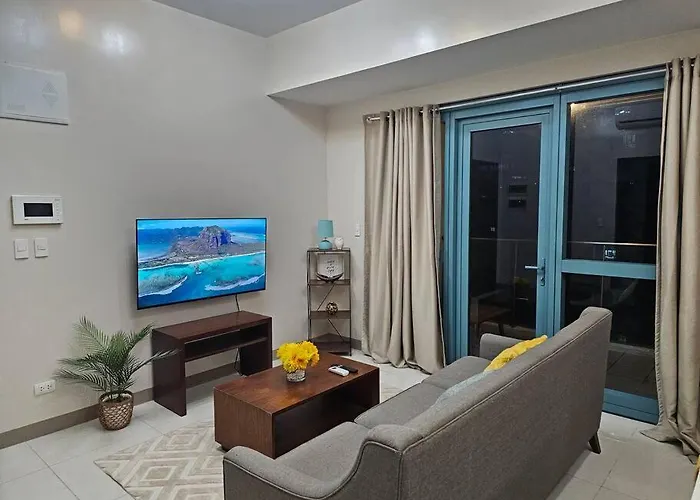 One Uptown Executive 2 Bedroom, With Balcony, Washer & Netflix