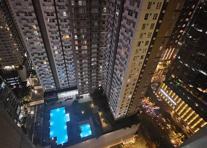 One Uptown Executive 2 Bedroom, With Balcony, Washer & Netflix Manila