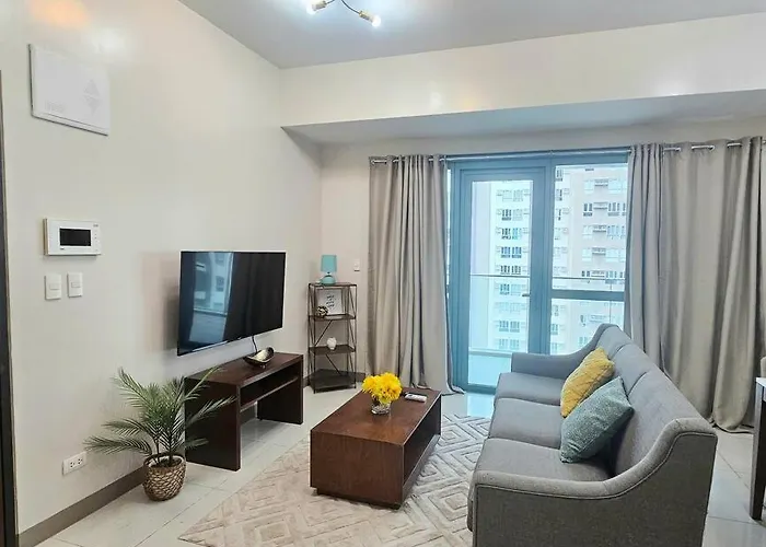 One Uptown Executive 2 Bedroom, With Balcony, Washer & Netflix * Manila