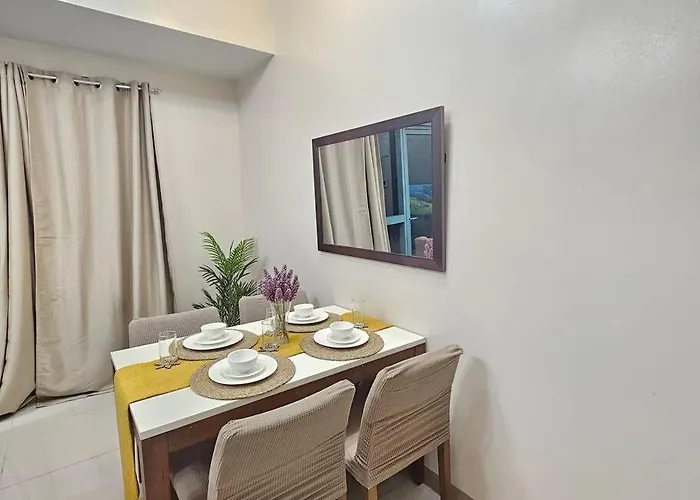 One Uptown Executive 2 Bedroom, With Balcony, Washer & Netflix Apartamento