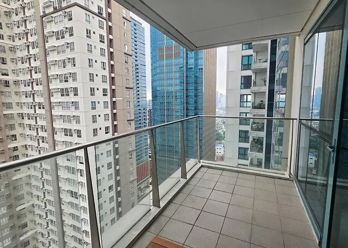One Uptown Executive 2 Bedroom, With Balcony, Washer & Netflix *