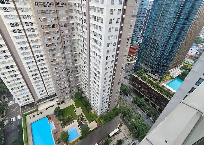 One Uptown Executive 2 Bedroom, With Balcony, Washer & Netflix * Manila