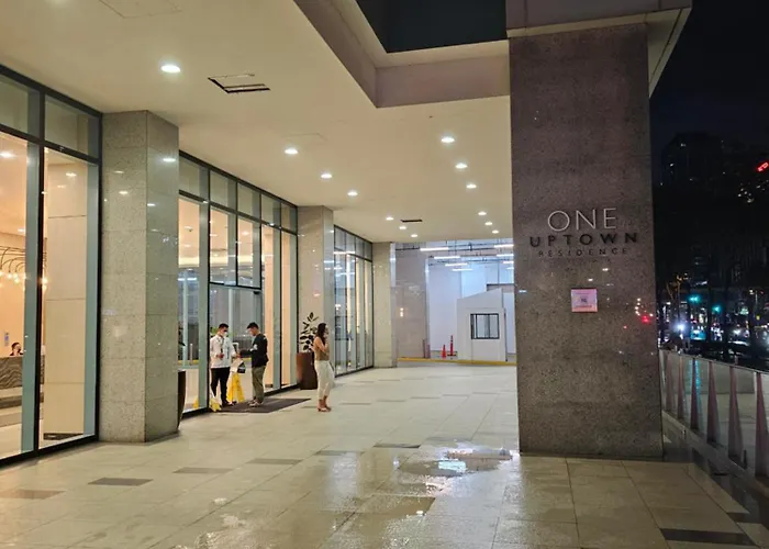 One Uptown Executive 2 Bedroom, With Balcony, Washer & Netflix *