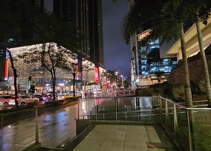 One Uptown Executive 2 Bedroom, With Balcony, Washer & Netflix * Manila