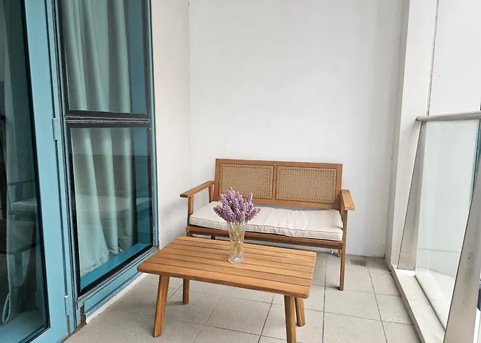 One Uptown Executive 2 Bedroom, With Balcony, Washer & Netflix Apartamento *