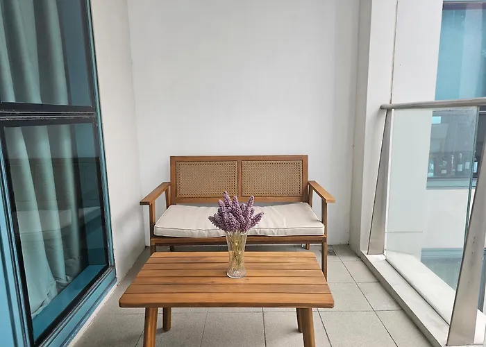 One Uptown Executive 2 Bedroom, With Balcony, Washer & Netflix *