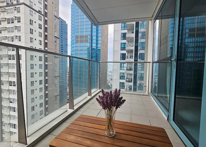 One Uptown Executive 2 Bedroom, With Balcony, Washer & Netflix Apartamento Manila